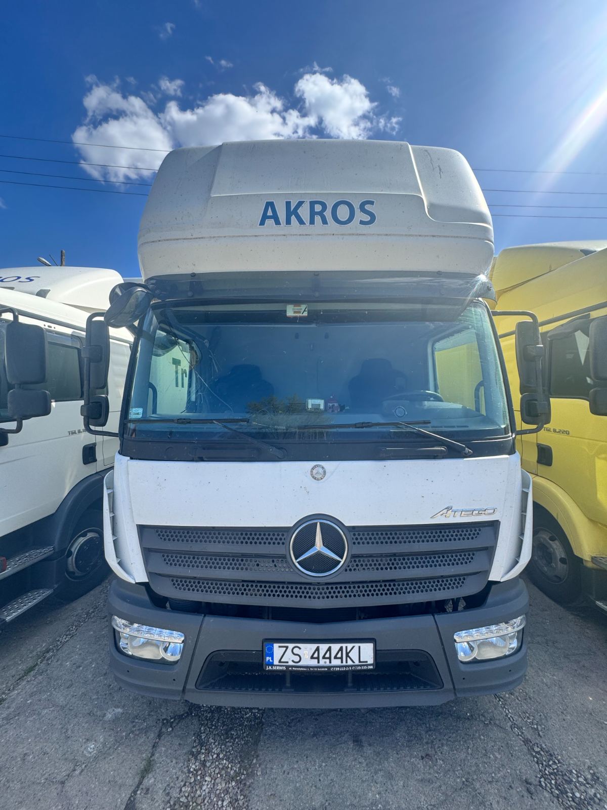 Mercedes Atego z logo AKROS — flota